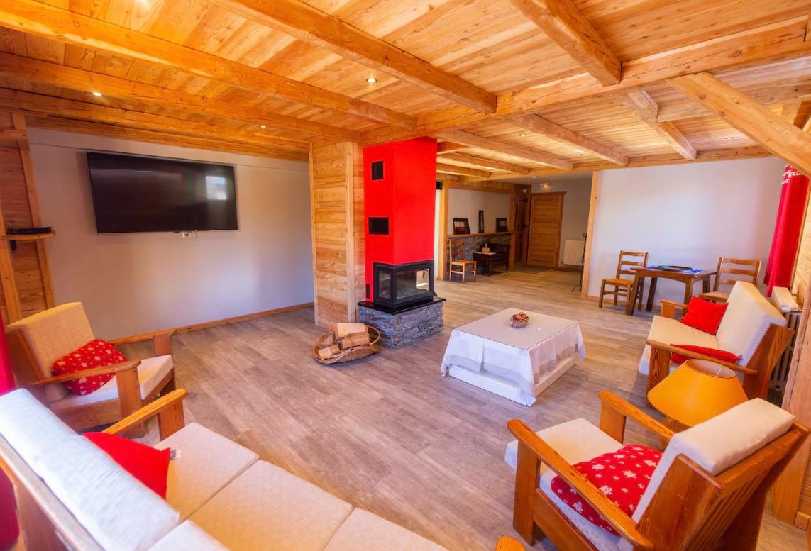 Salon chaleureux du chalet ENTREUPOTES